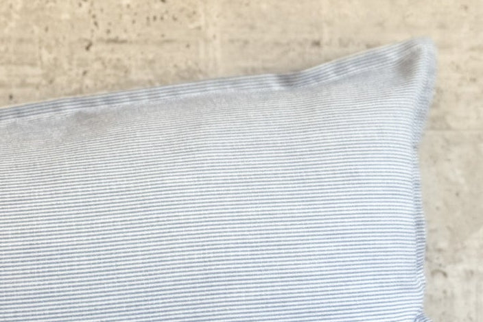 Funda de cojín líneas finas azul Capri