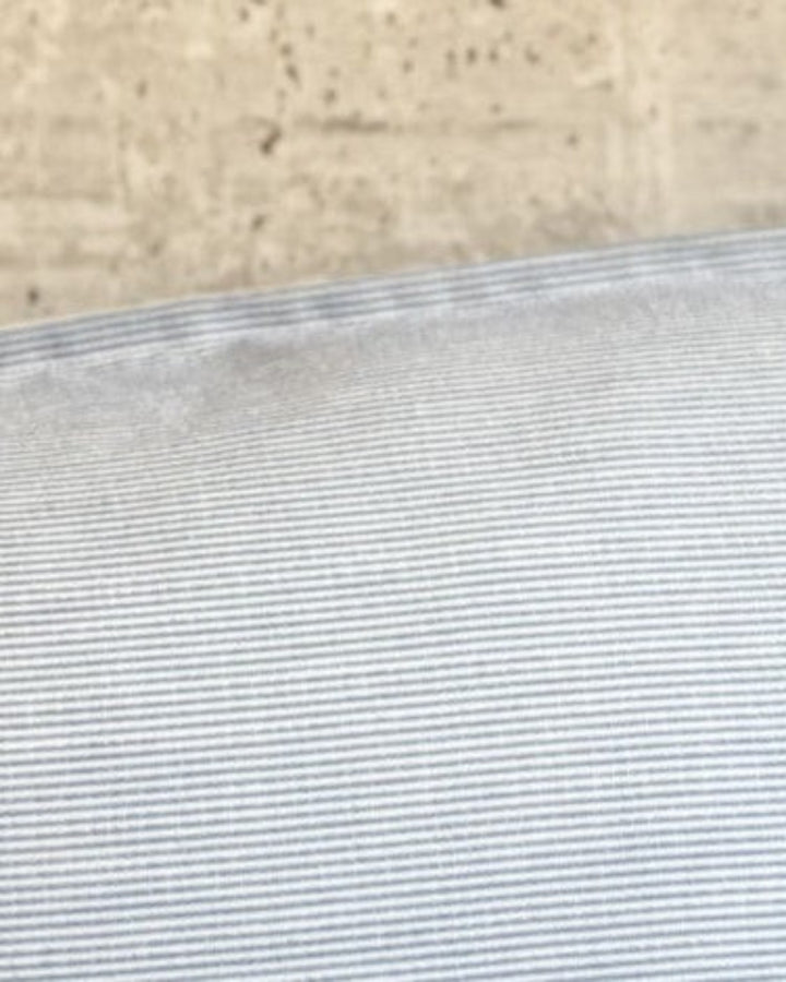 Funda de cojín líneas finas azul Capri