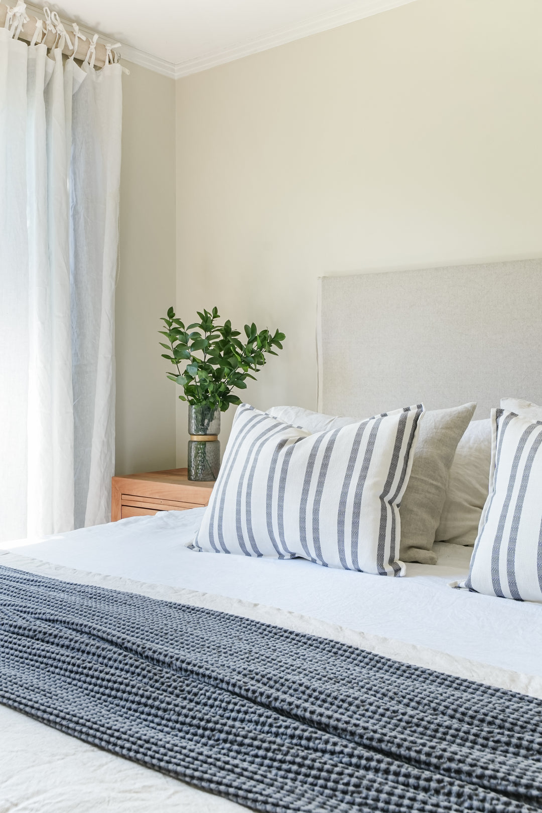 Funda de cojín líneas gruesas gris oscuro Mónaco