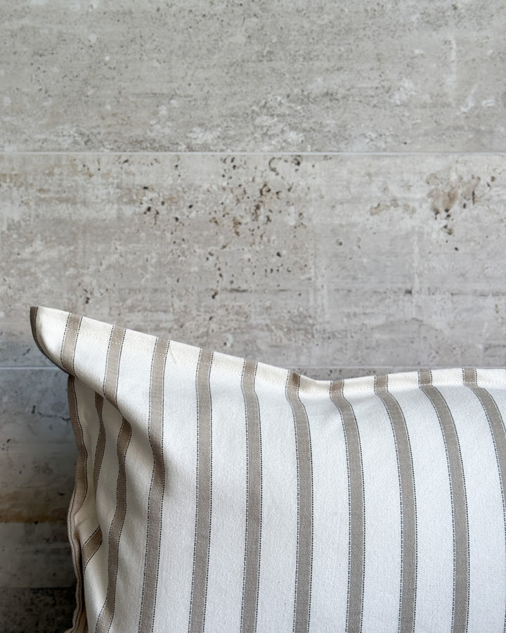 Funda de cojín beige líneas punto