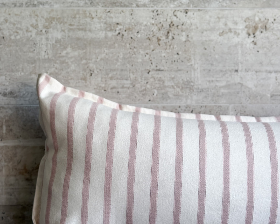 Funda de cojín rosado líneas punto