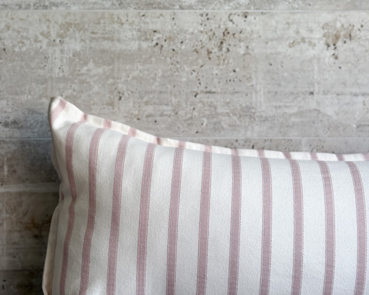 Funda de cojín rosado líneas punto
