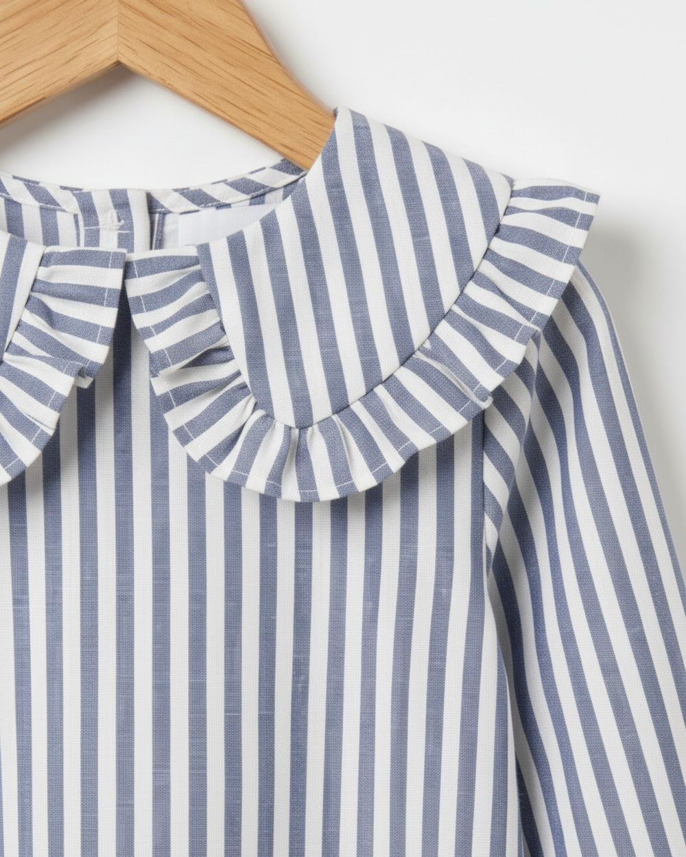 Blusa Kankla modelo Sofía de algodón azul con rayas verticales y cuello con volantes