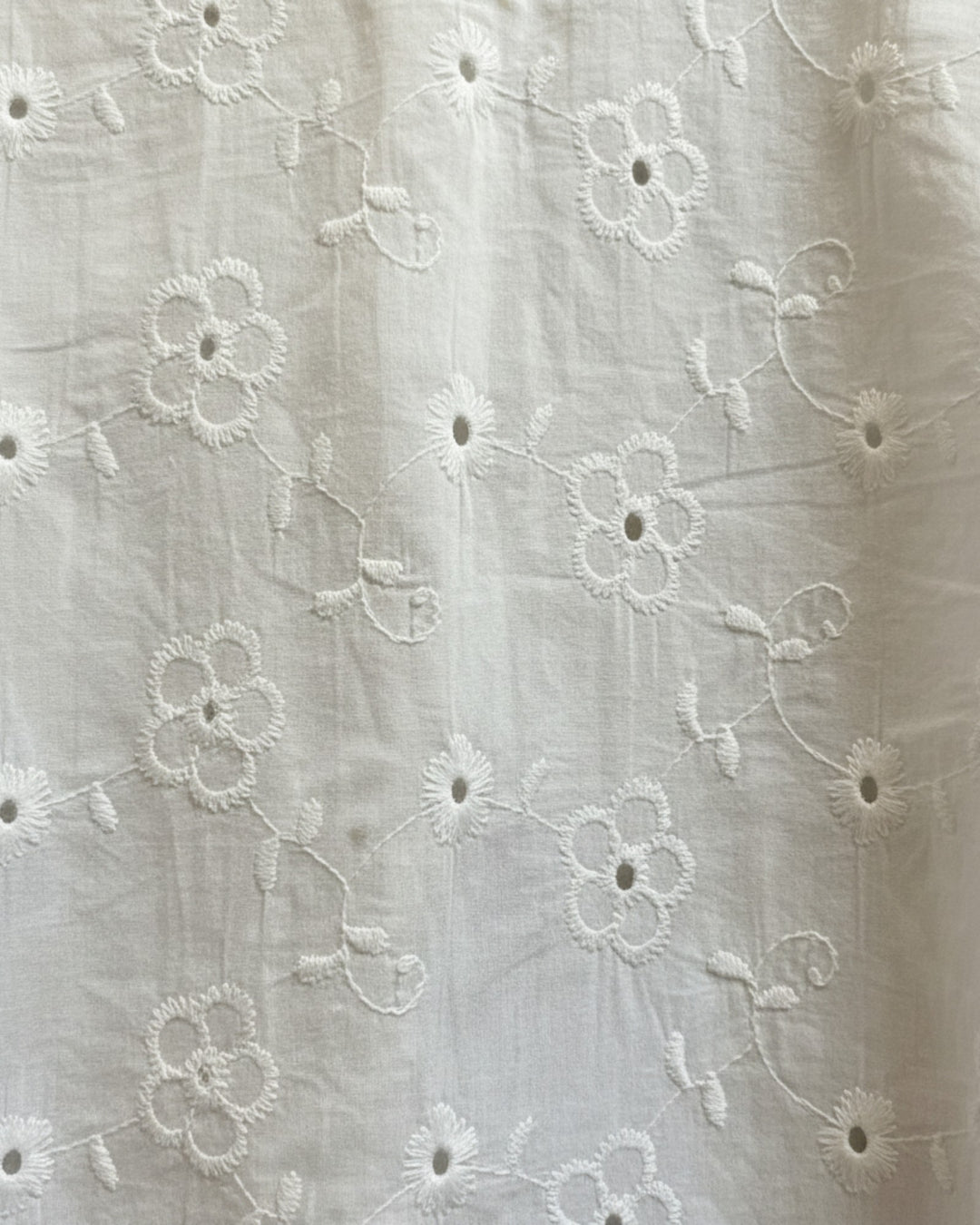 Kankla blusa blanca de algodón con bordado floral, manga larga y elásticos.