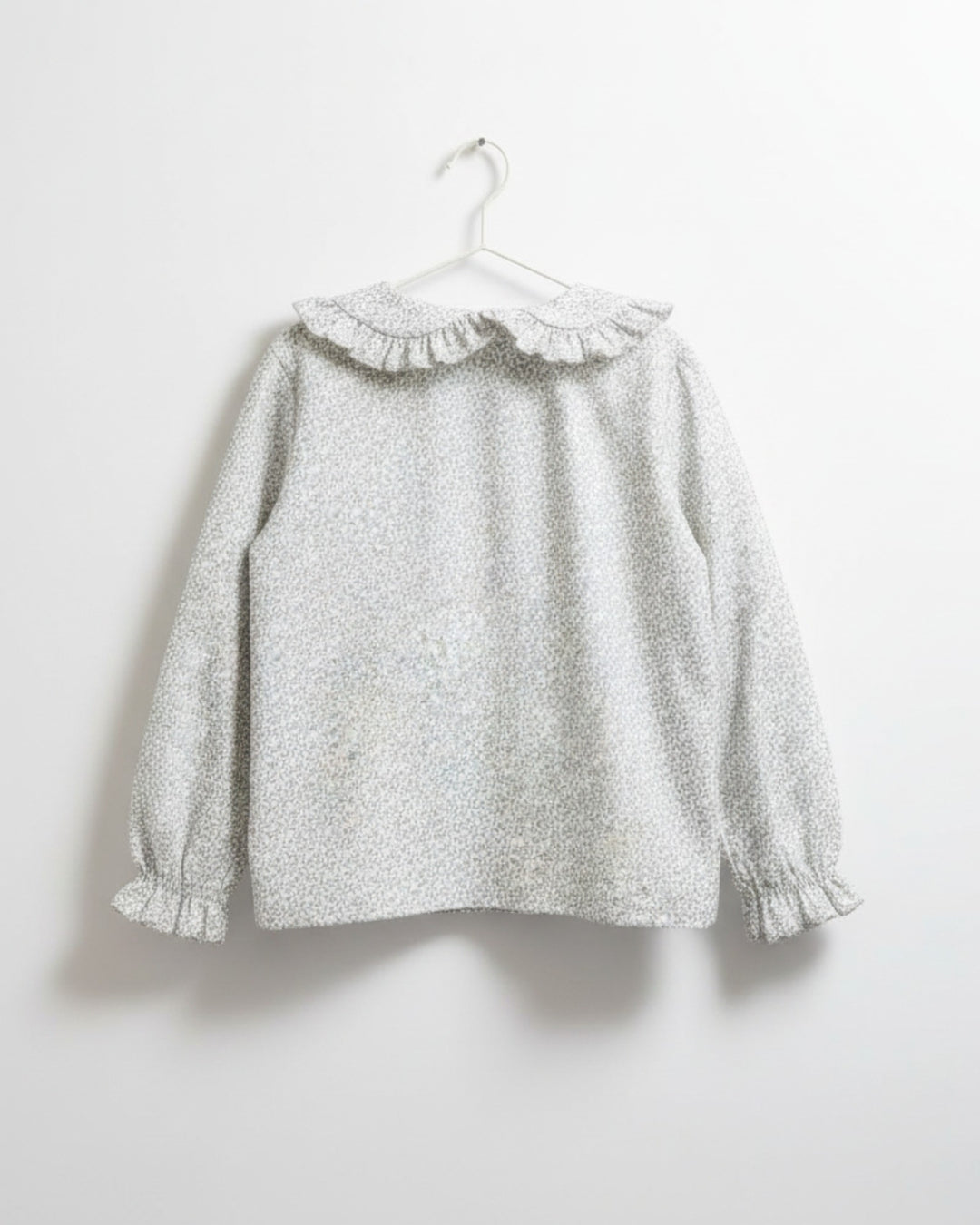 Kankla blusa de algodón 100% gris con estampado de hojas y cuello volante. Manga larga.