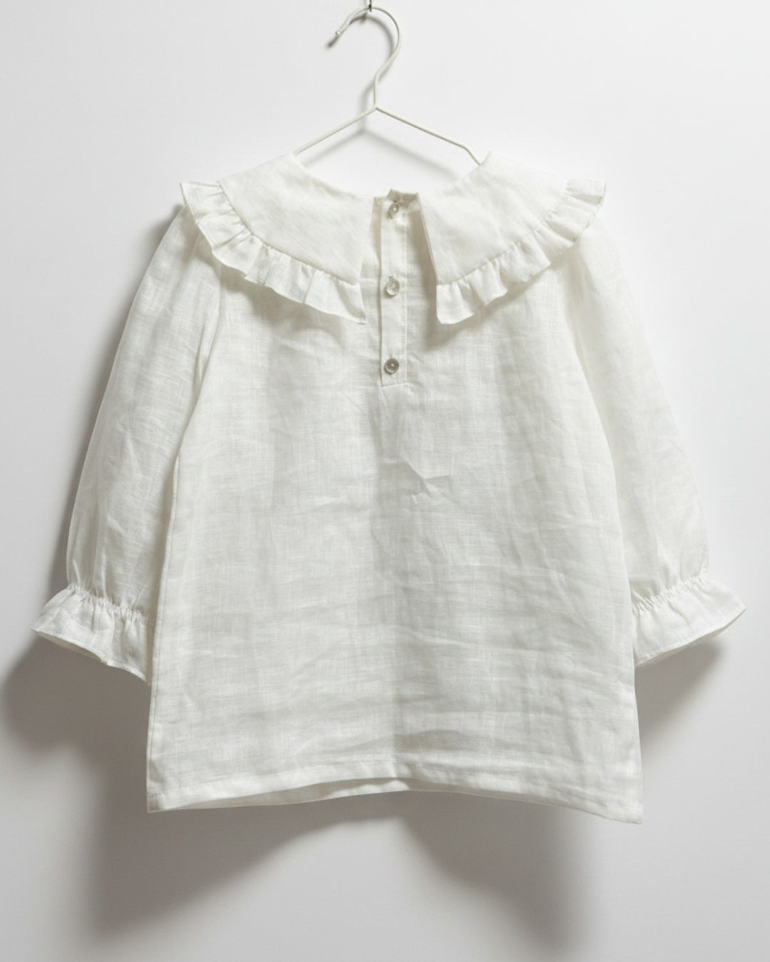Blusa Kankla de lino crudo con manga larga y cuello volante. 100% lino.