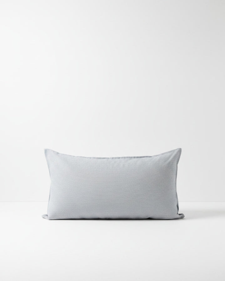 Funda de cojín Kankla de algodón azul con diseño de líneas finas y cierre invisible, fabricada en Chile.