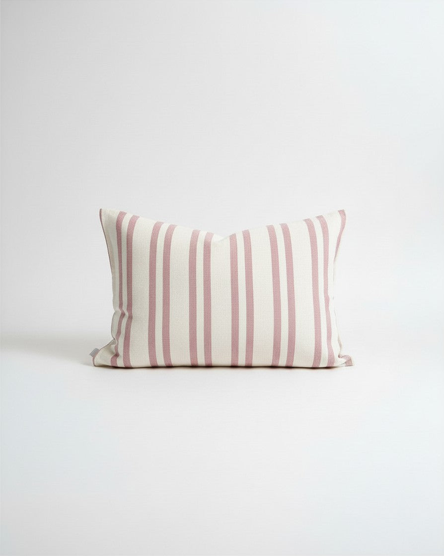 Funda de cojín Kankla Mónaco Rosado de algodón con diseño de rayas verticales en color rosa y crema