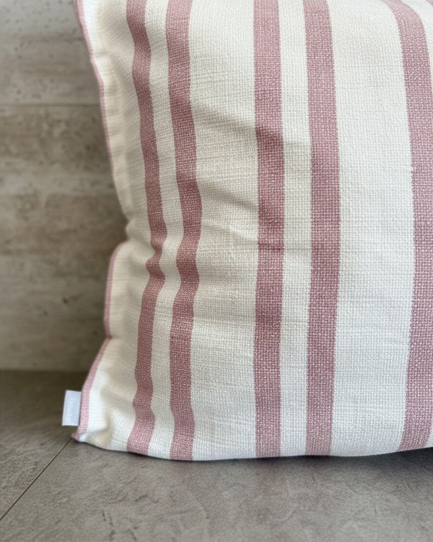 Funda de cojín Kankla Mónaco Rosado de algodón con diseño de rayas verticales en color rosa y blanco