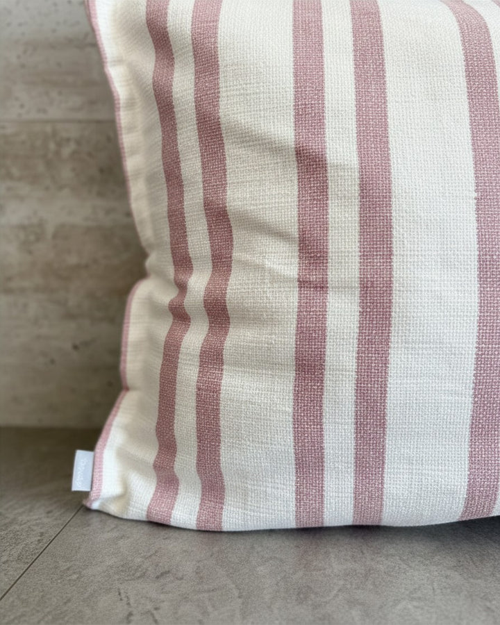 Funda de cojín Kankla Mónaco Rosado de algodón con diseño de rayas verticales en color rosa y blanco