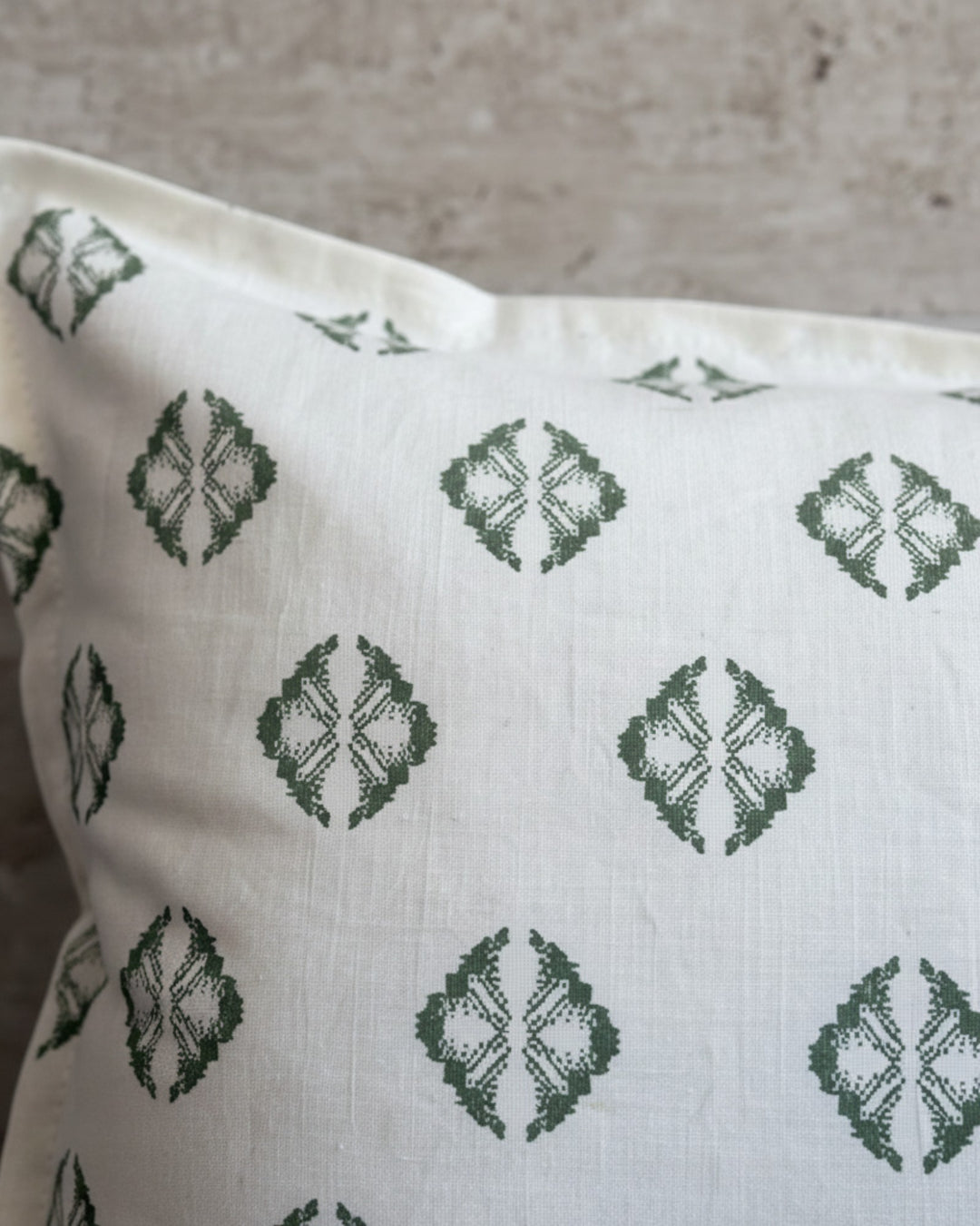 Funda de cojín Kankla de algodón 100% con diseño verde Cannes y cierre invisible.