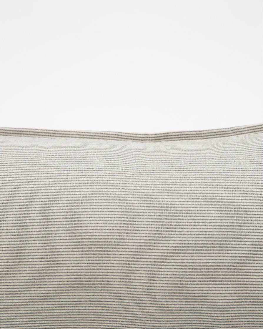 Funda de cojín Kankla Capri Chocolate de algodón con textura de líneas finas en tono marrón y beige