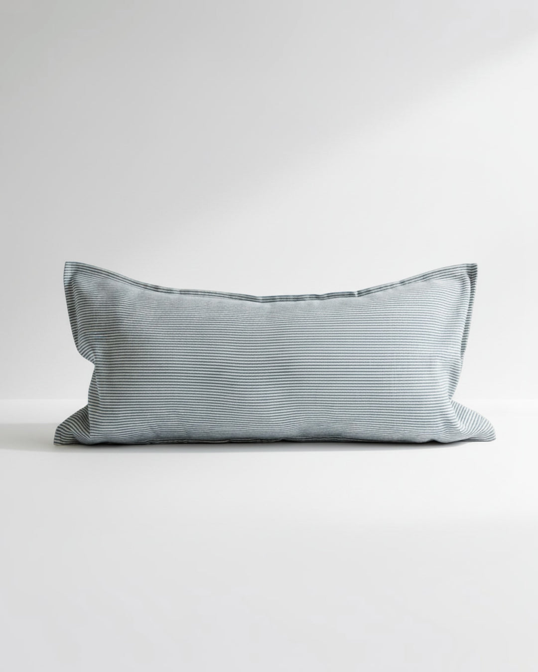 Funda de cojín Kankla de 70x35 cm en 100% algodón con líneas finas azules y blancas, cierre invisible.