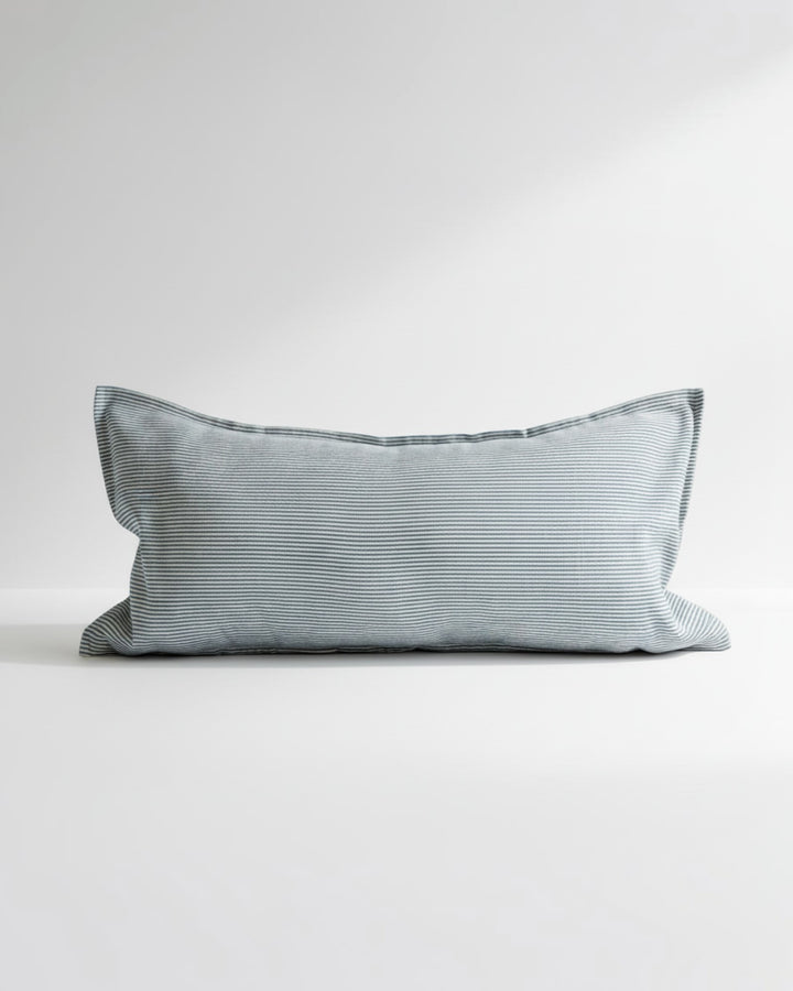 Funda de cojín Kankla de 70x35 cm en 100% algodón con líneas finas azules y blancas, cierre invisible.