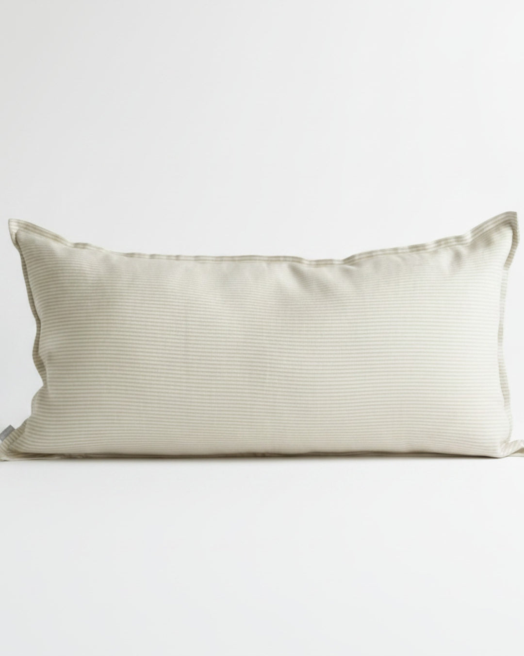 Funda de cojín Kankla de 70x35 cm en algodón 100% con líneas finas beige y blanco, cierre invisible.
