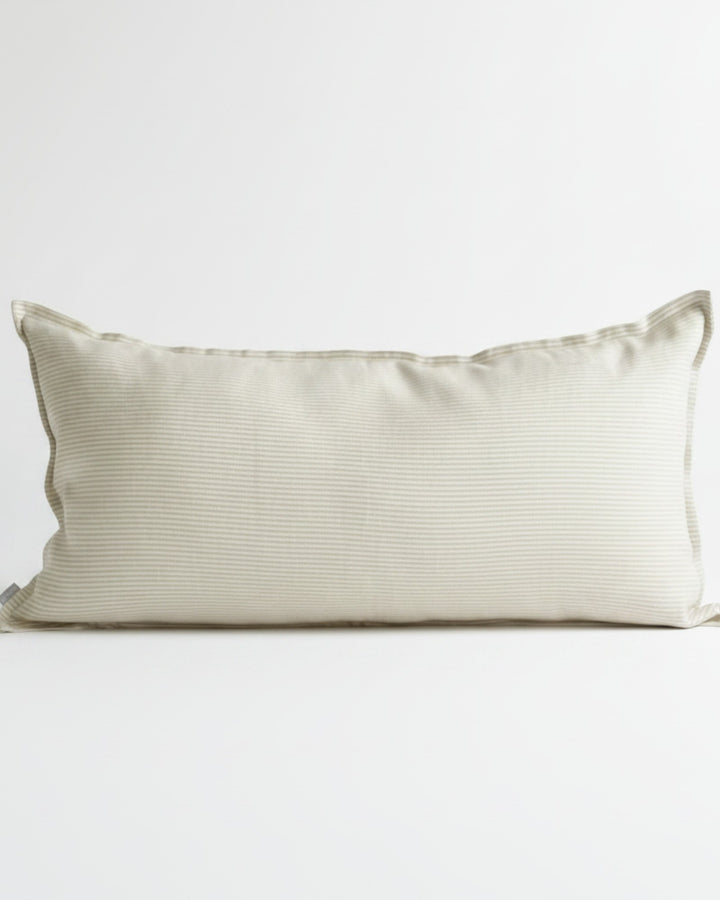 Funda de cojín Kankla de 70x35 cm en algodón 100% con líneas finas beige y blanco, cierre invisible.