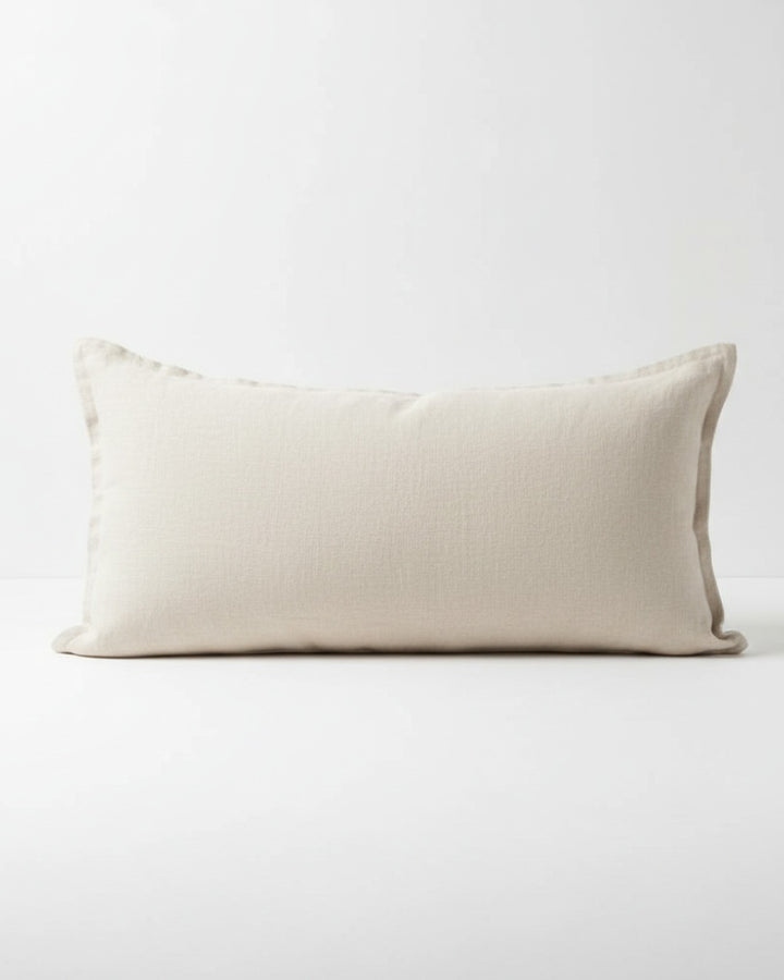 Funda de cojín Kankla de lino natural beige de alto gramaje con borde de pestaña y cierre invisible. Medidas 60x40 cm.