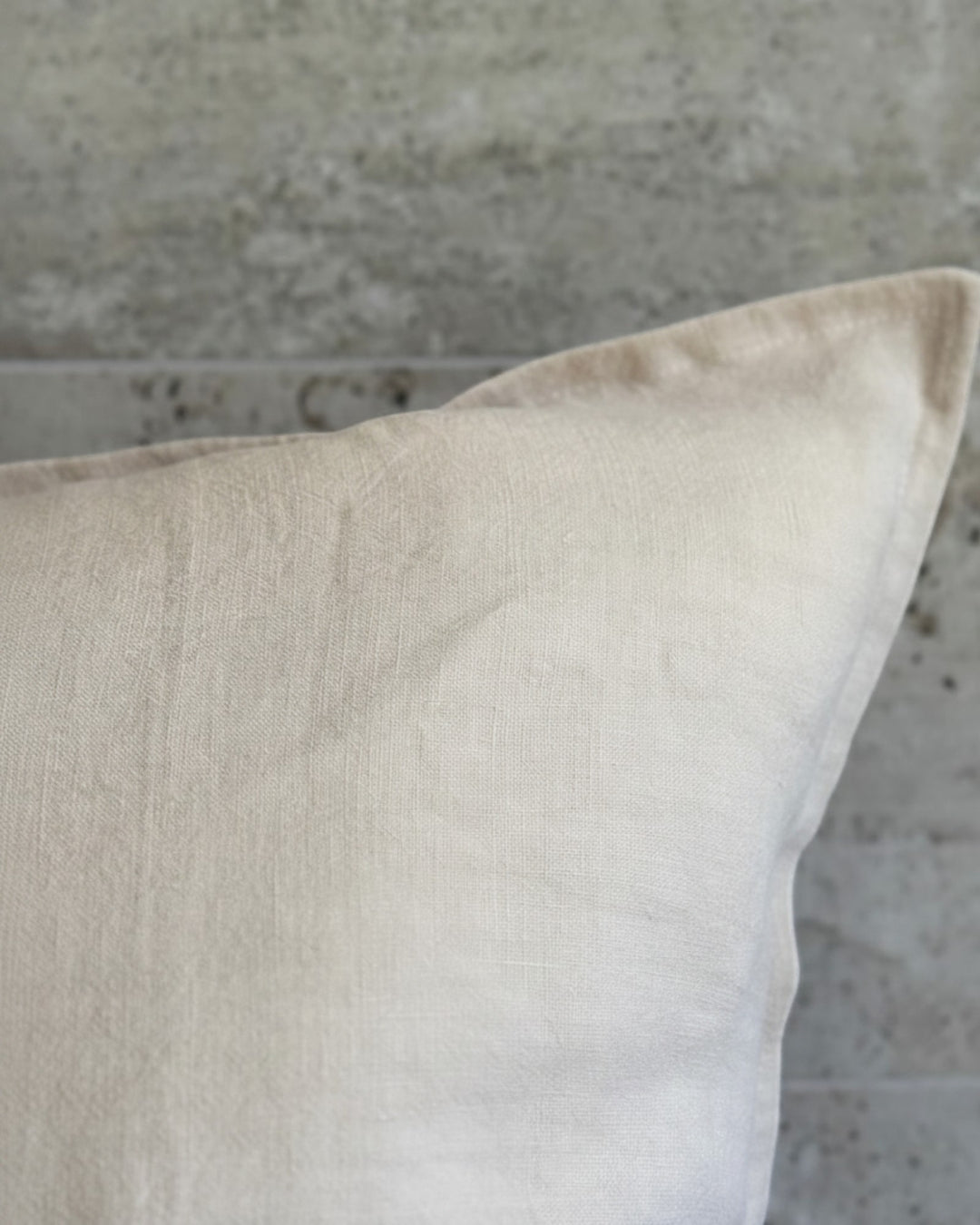 Funda de cojín Kankla de lino natural beige de alto gramaje con borde de pestaña y cierre invisible. 60x40 cm.