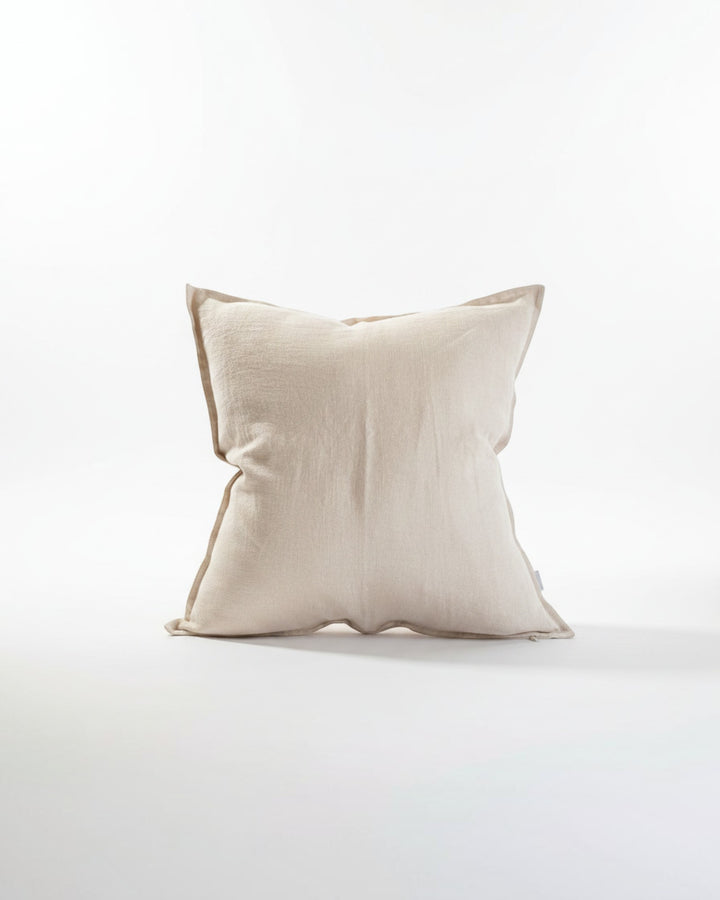 Funda de cojín Kankla de lino natural beige de alto gramaje con borde de pestaña y cierre invisible. 60x40 cm.