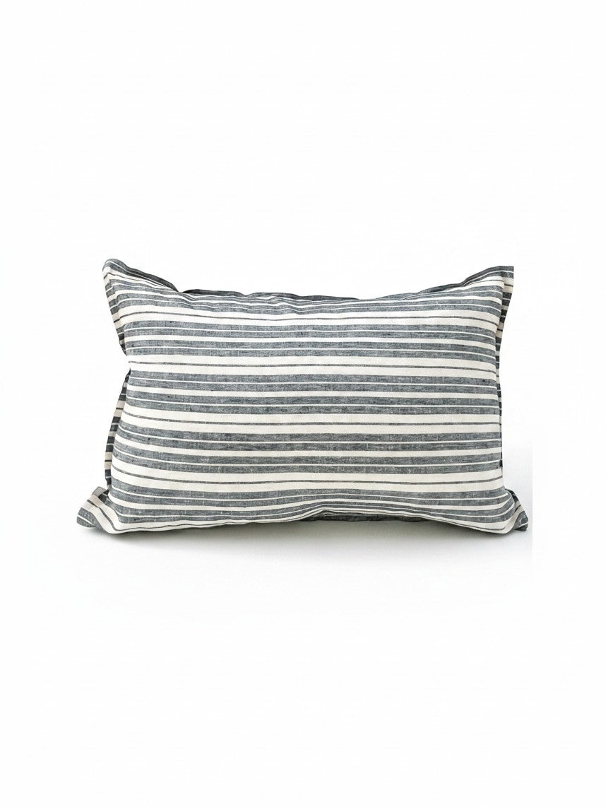 Funda de cojín Kankla Mykonos de lino natural con diseño de rayas horizontales en tonos gris y blanco