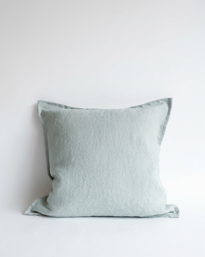 Funda de cojín Kankla Puelo en lino color verde agua con borde de pestaña y cierre invisible.