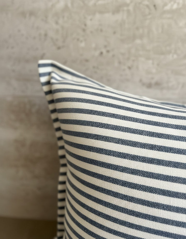 Funda de cojín Kankla Portofino de algodón con diseño de rayas azules y blancas y cierre invisible.
