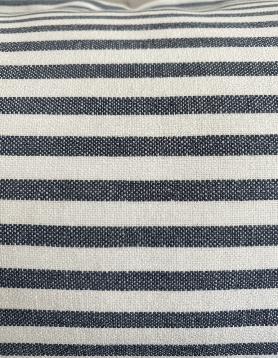 Funda de cojín Kankla Portofino de algodón con diseño de rayas azules y blancas y cierre invisible.