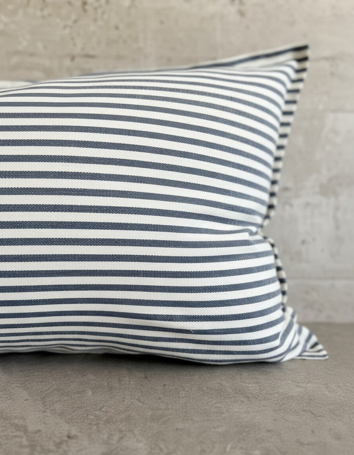 Funda de cojín Kankla Portofino de algodón con diseño de rayas azules y blancas y cierre invisible