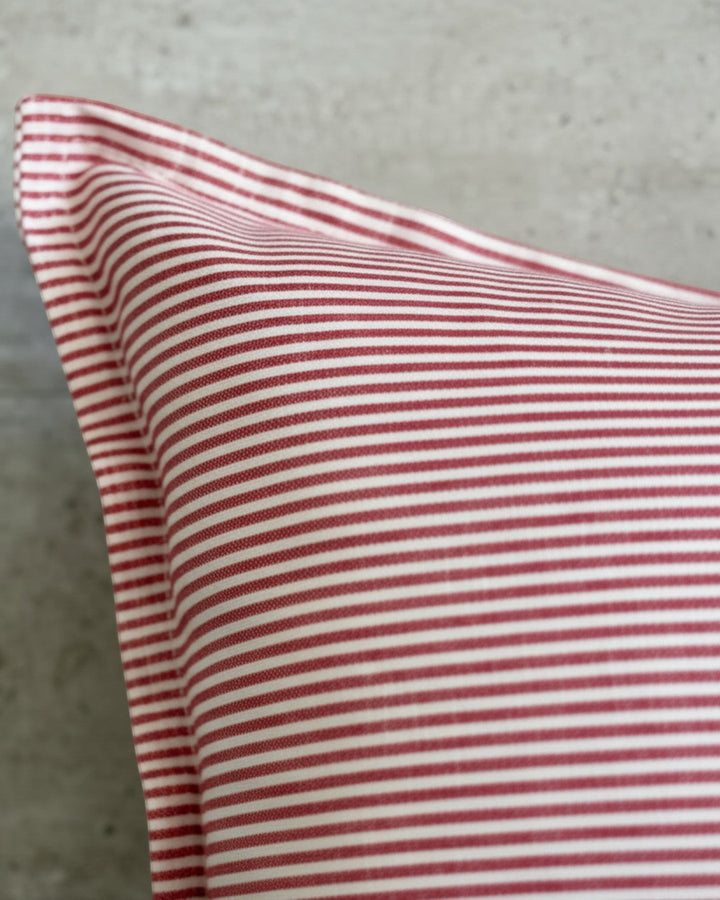 Funda de cojín Kankla de algodón 100% con rayas rojas y blancas, cierre invisible.
