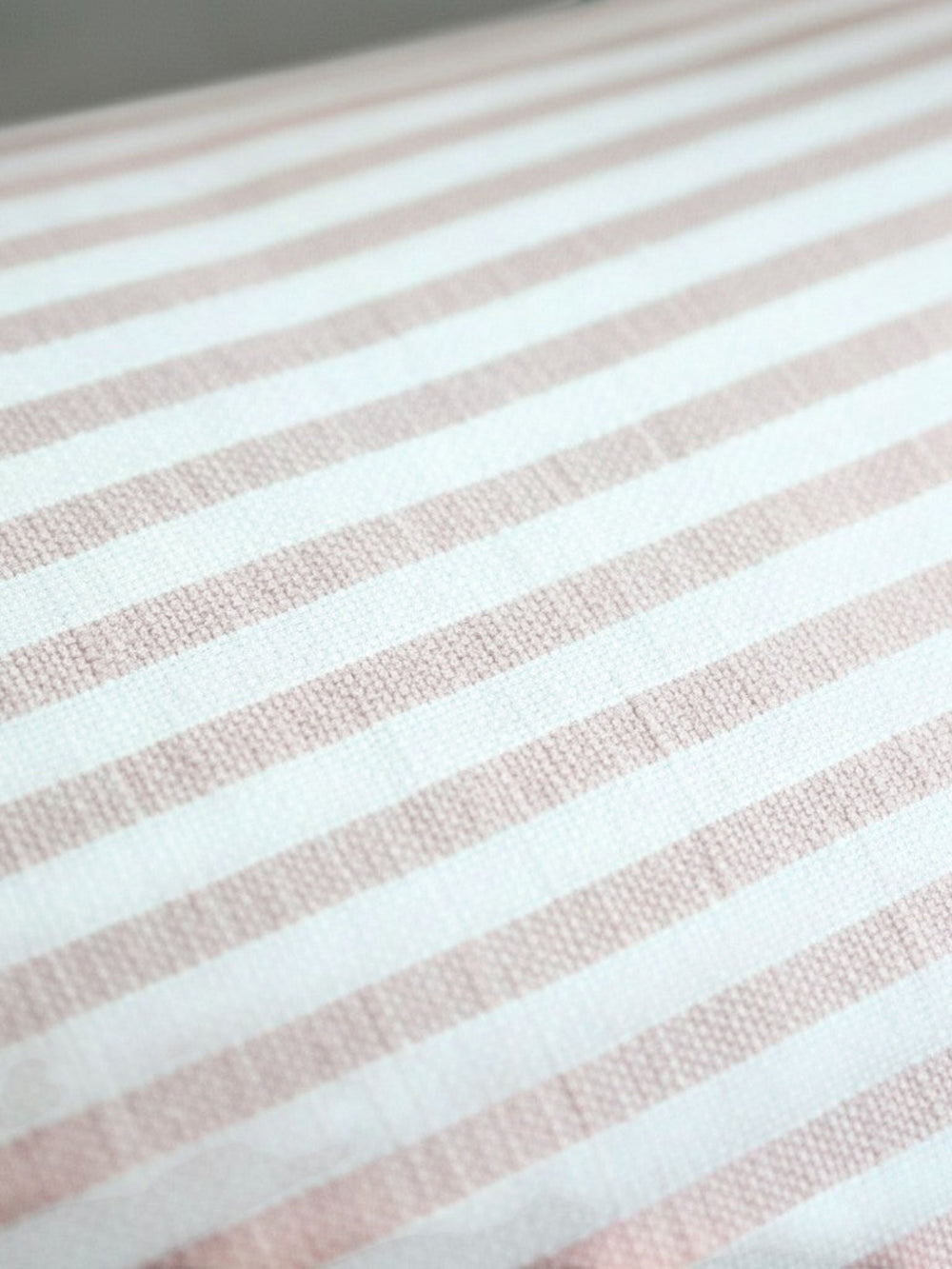 Funda de cojín Kankla de algodón 100% rosado con rayas blancas, cierre invisible.