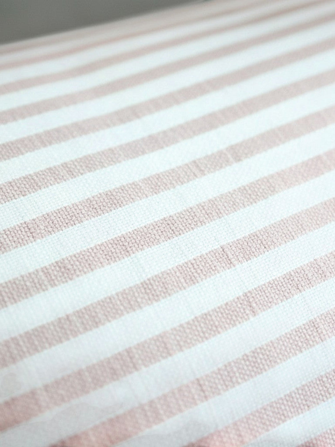 Funda de cojín Kankla de algodón 100% rosado con rayas blancas, cierre invisible.