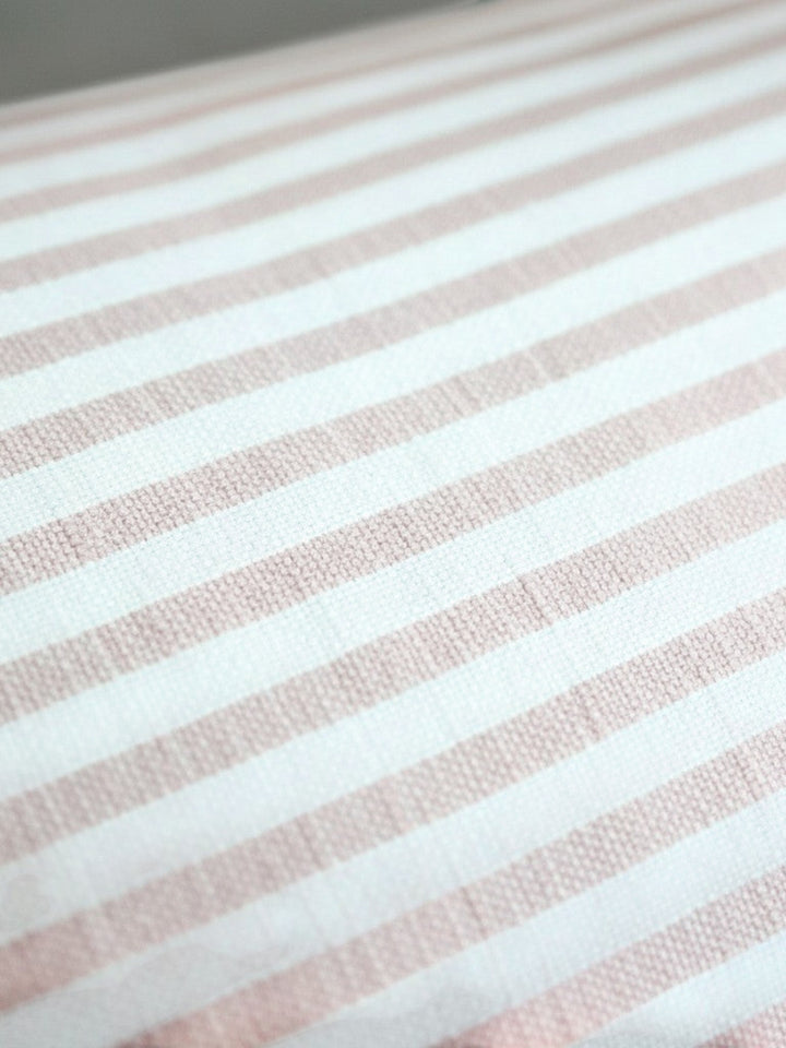 Funda de cojín Kankla de algodón 100% rosado con rayas blancas, cierre invisible.