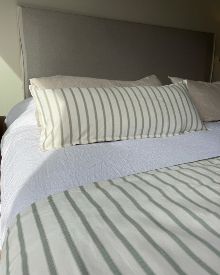 Piecera reversible Kankla de algodón verde con diseño de líneas y relleno removible sobre cama