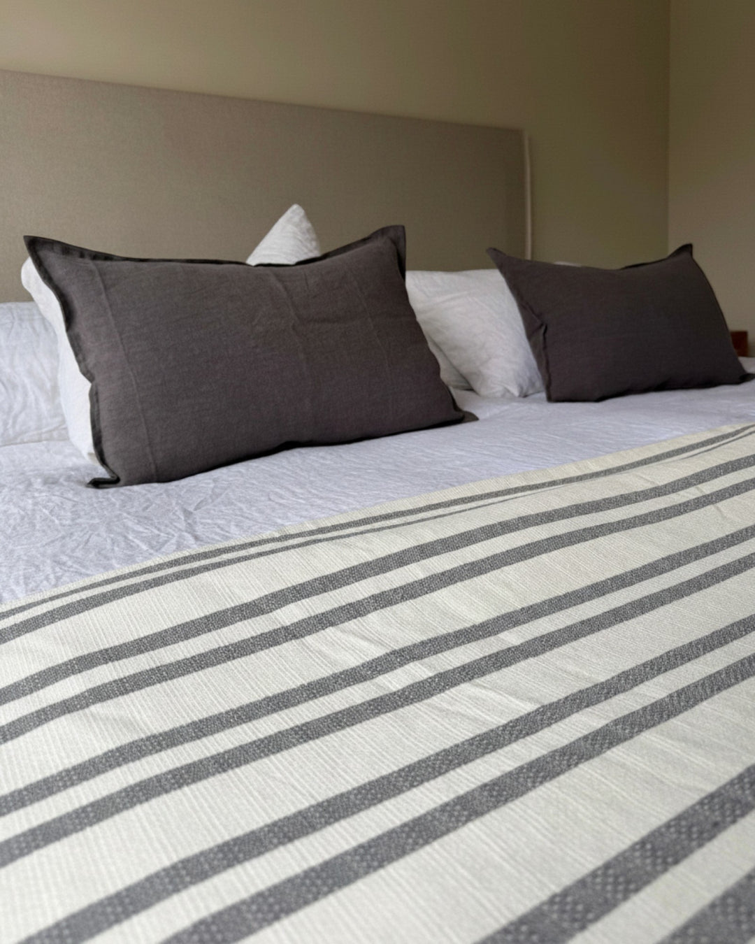 Piecera Kankla Mónaco reversible de algodón a rayas y lino crudo con relleno removible sobre cama