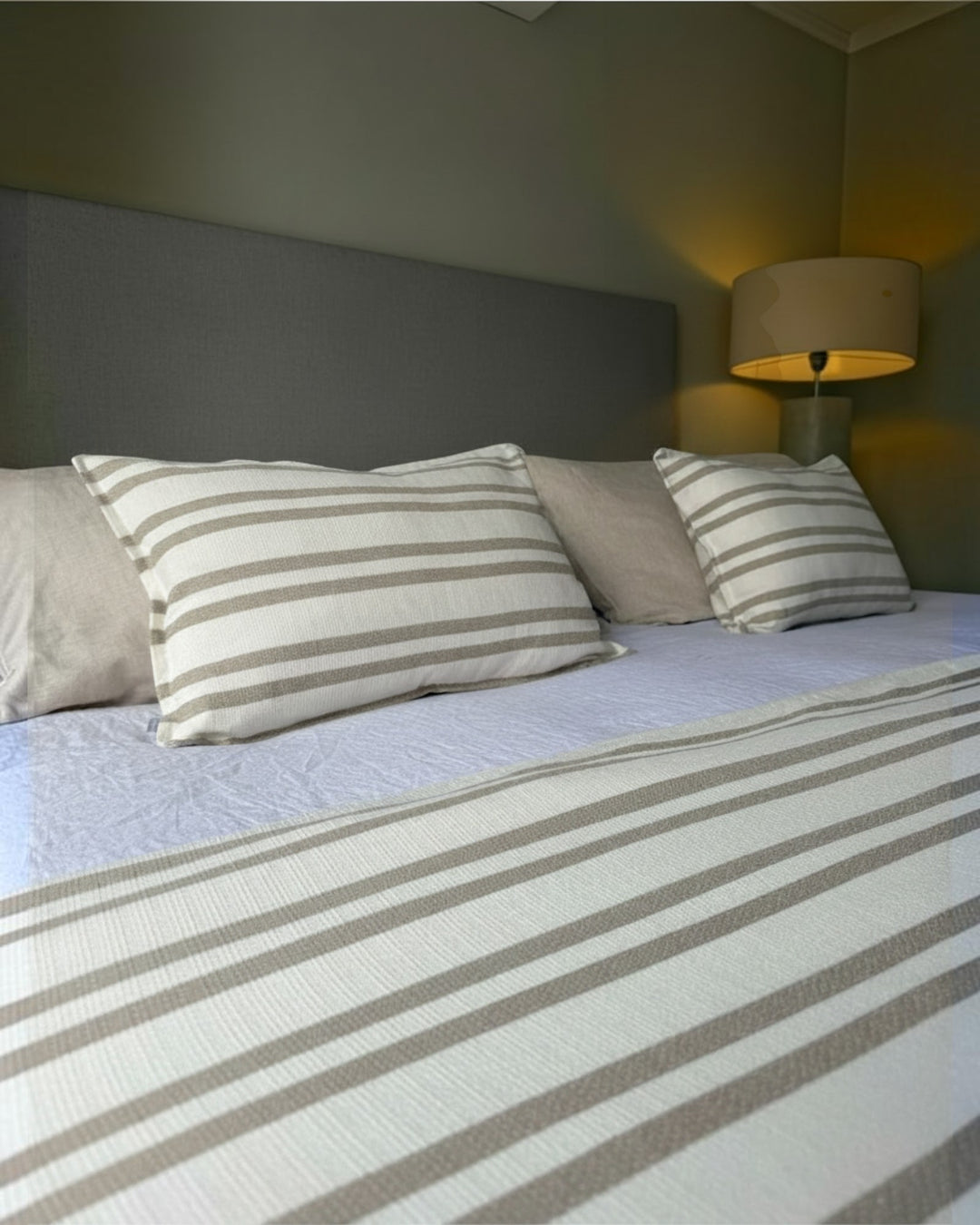 Piecera Kankla Mónaco beige reversible de algodón con rayas y lino, incluye relleno removible sobre cama