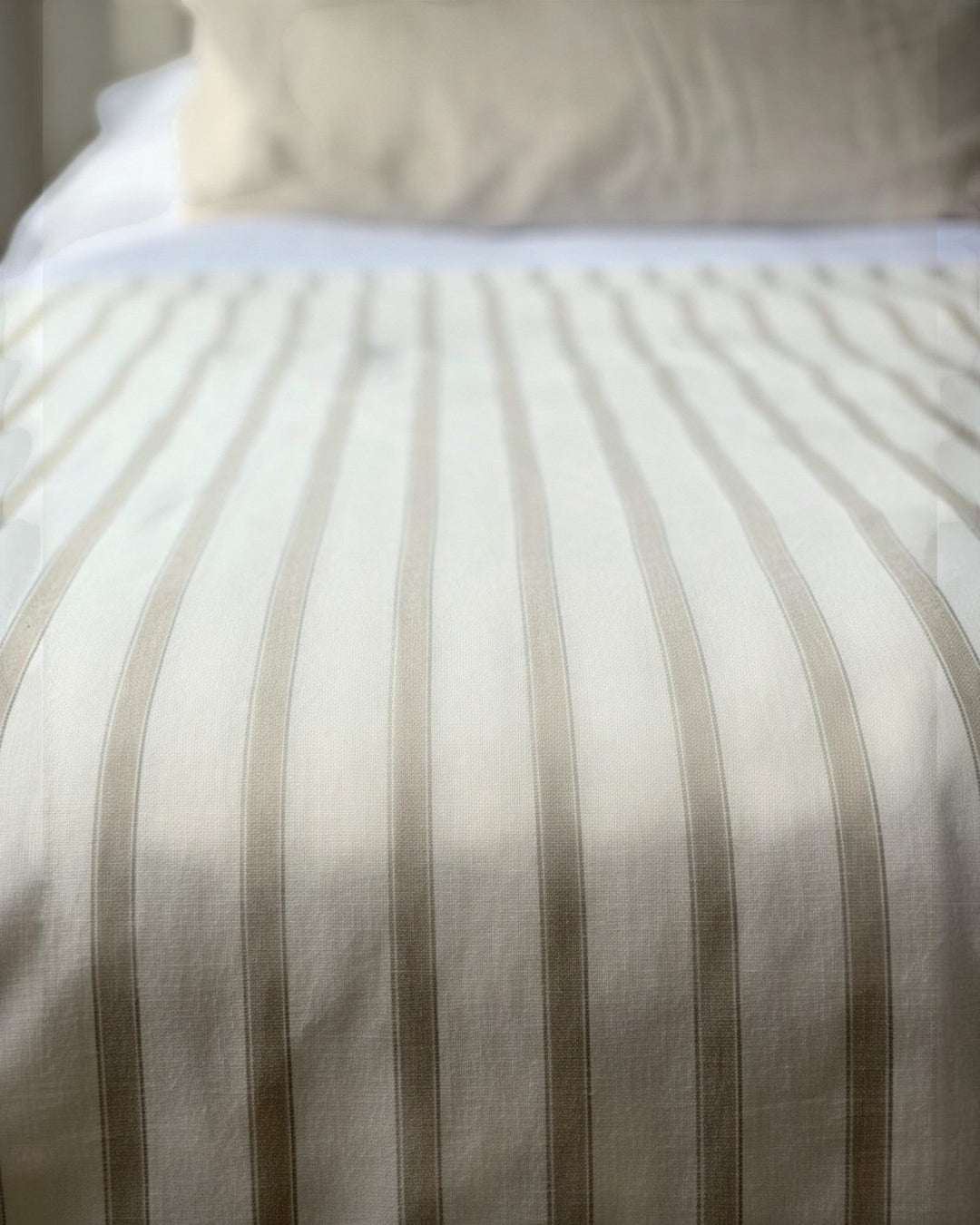 Piecera Kankla Niza reversible de algodón con rayas beige y lino greige, incluye relleno removible para cama
