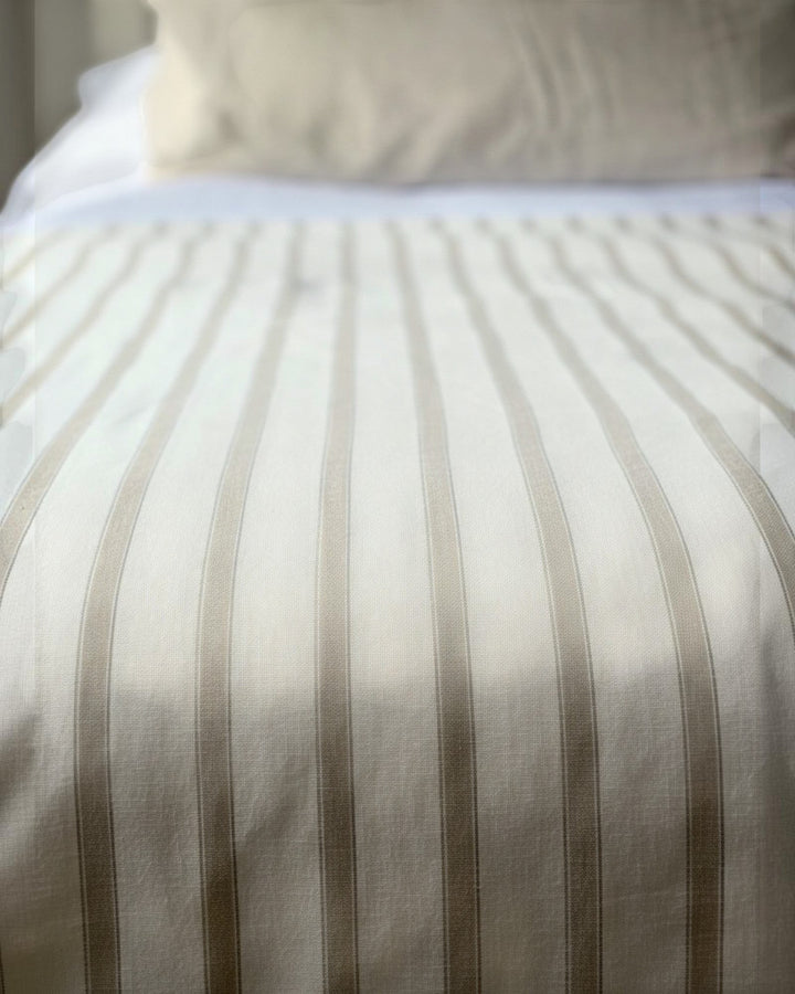 Piecera Kankla Niza reversible de algodón con rayas beige y lino greige, incluye relleno removible para cama
