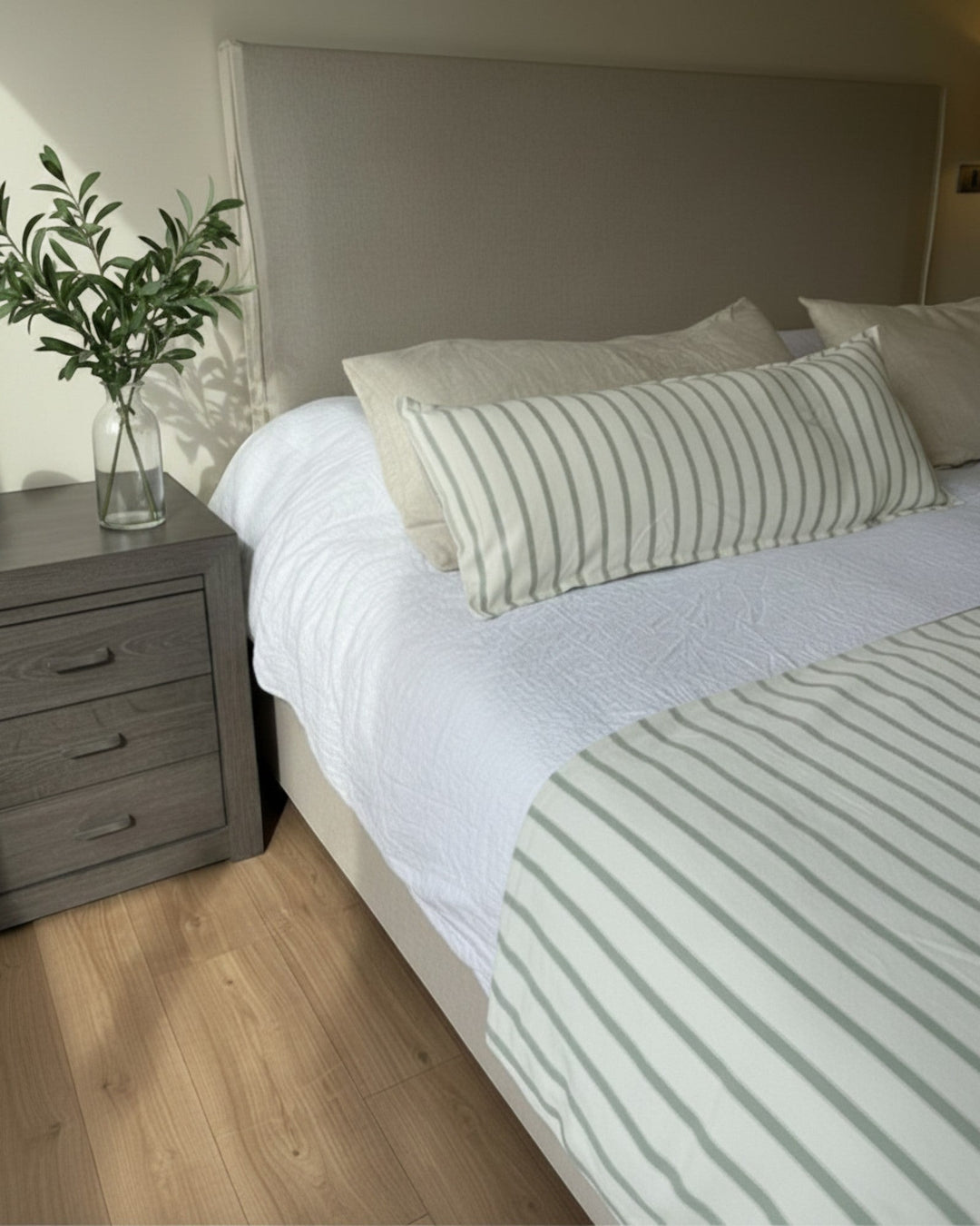 Piecera reversible Kankla de algodón con diseño de rayas verdes y blancas sobre cama con relleno removible