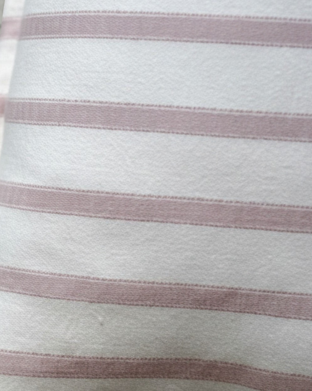 Piecera reversible Kankla de algodón con diseño de líneas horizontales en tono rosa palo y textura suave