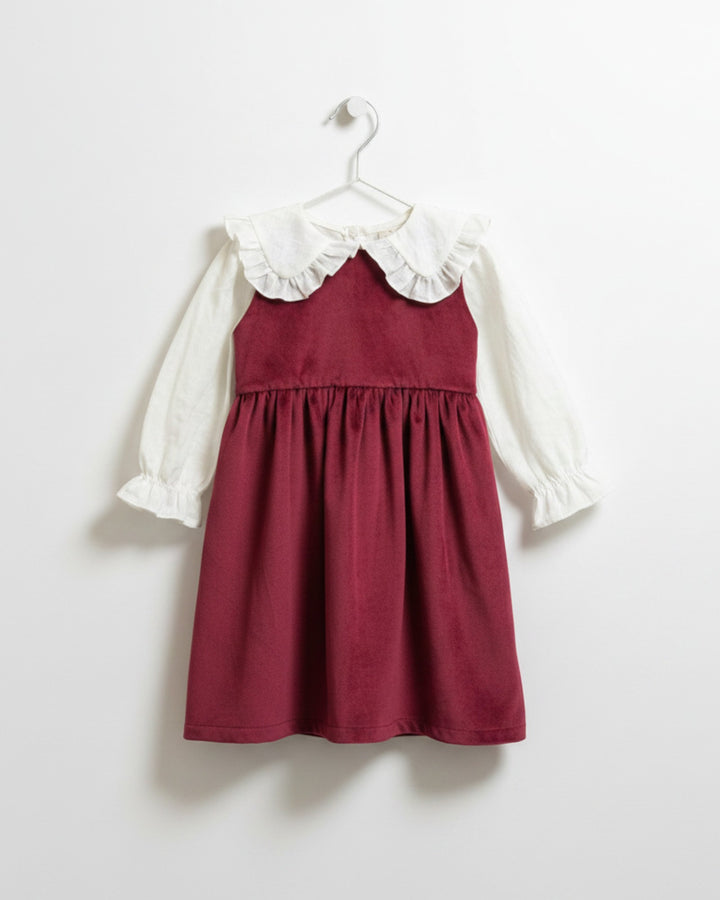 Vestido Kankla de terciopelo rojo sin mangas con cuello blanco y mangas largas abullonadas.