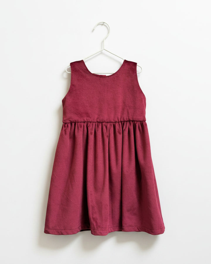 Vestido rojo sin mangas de terciopelo de Kankla con cintura fruncida y falda acampanada.